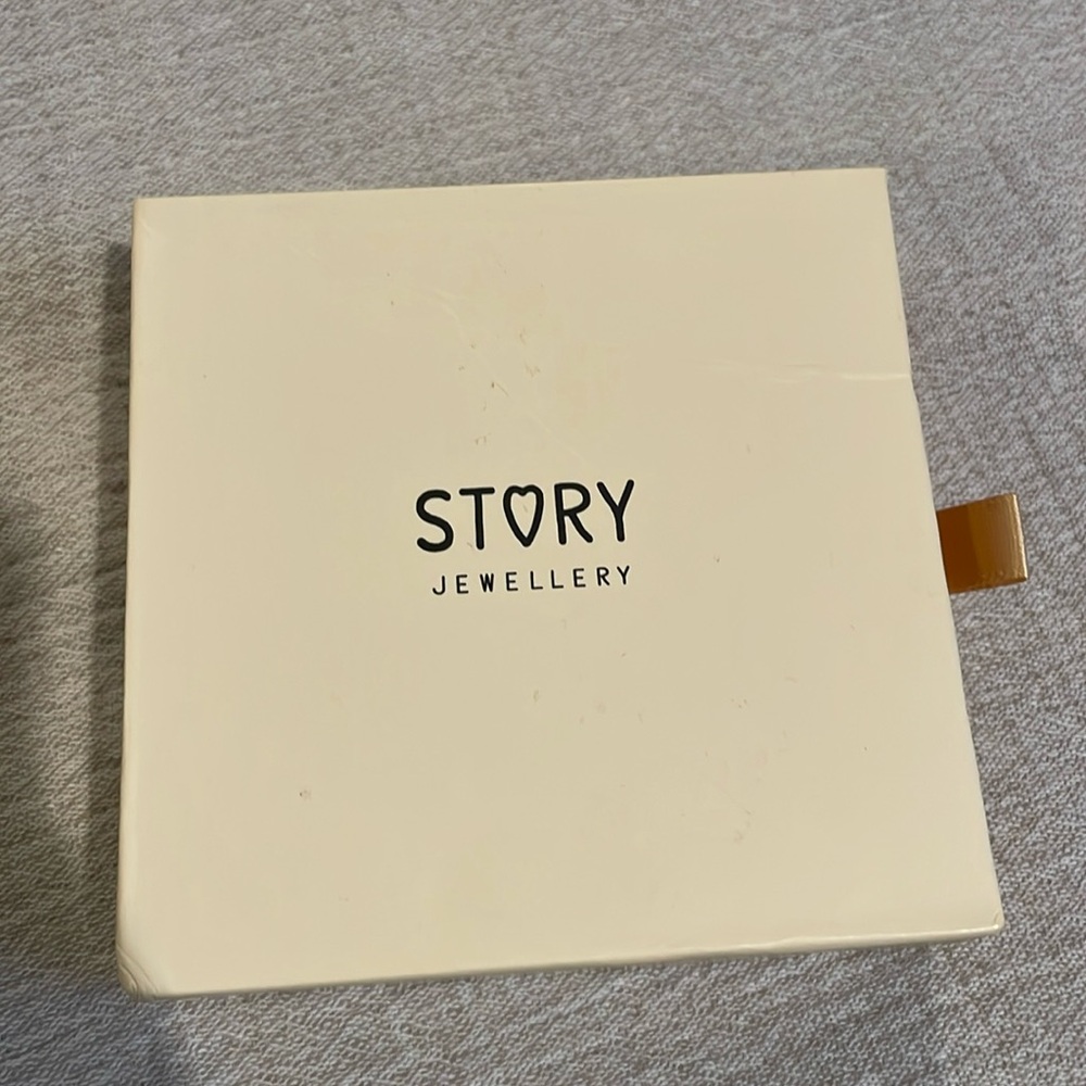 Story jewelry bracelet